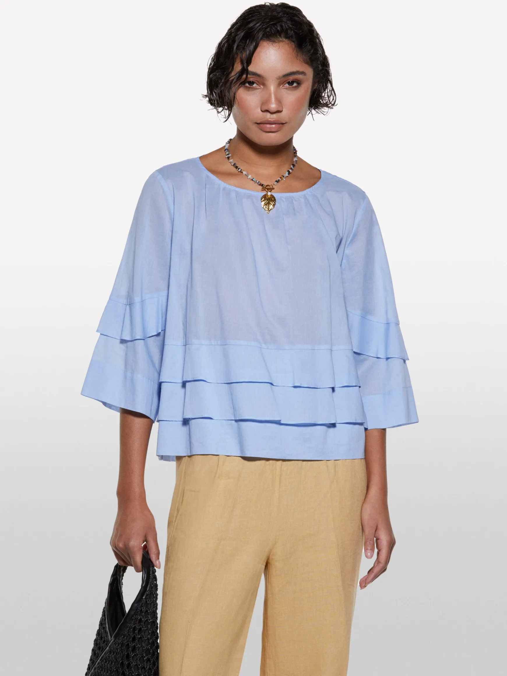 Blusa azzurra con balze