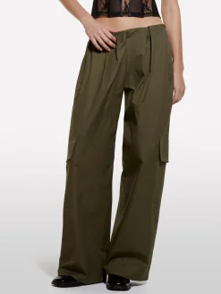 Pantaloni cargo verde militare con pieghe