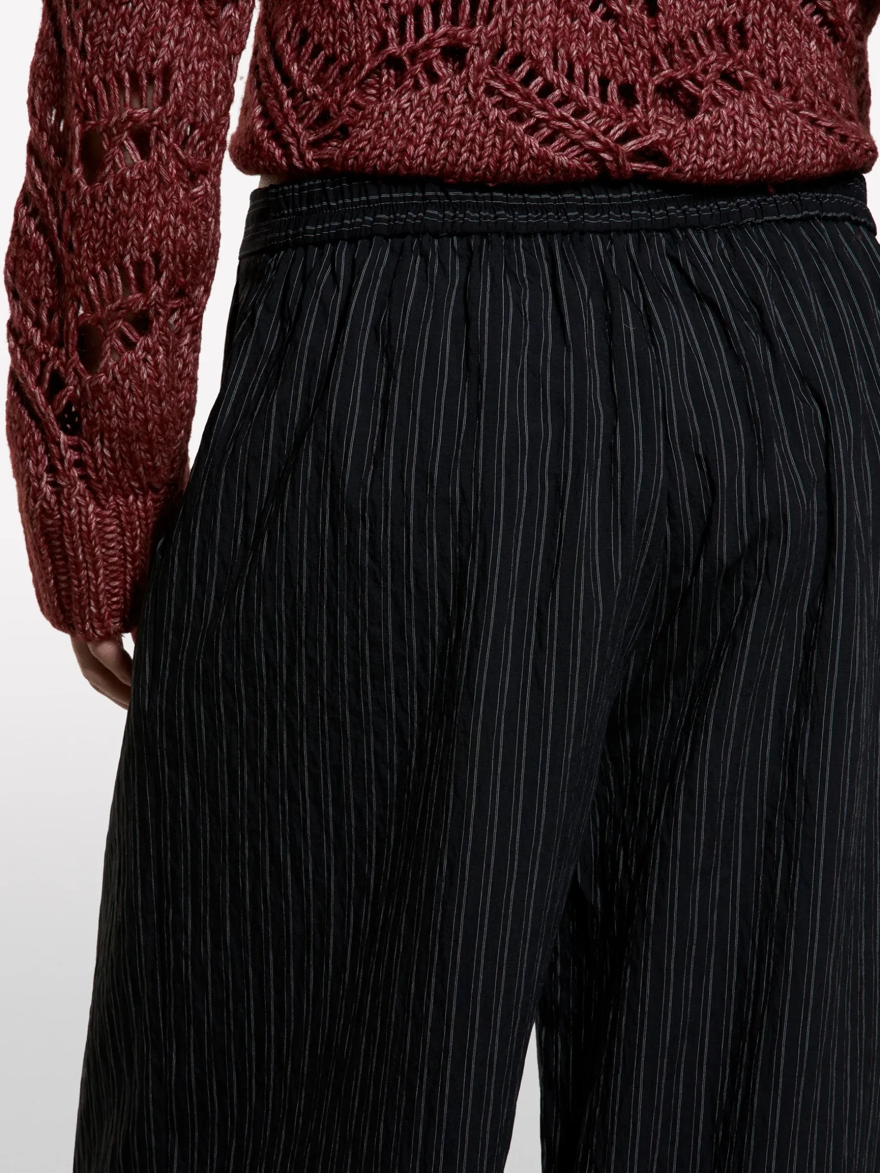 Pantaloni neri rigati