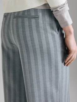 Pantaloni svasati