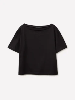 T-shirt cropped con scollo a barca