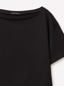 T-shirt cropped con scollo a barca