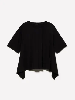 T-shirt nera con apertura dietro