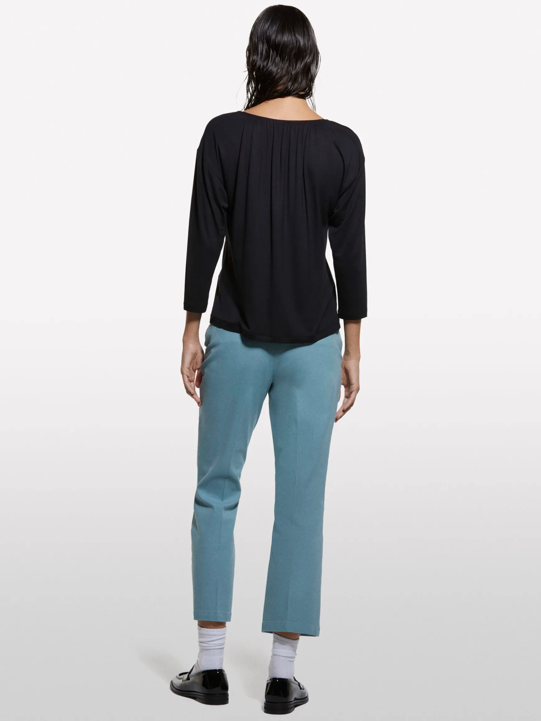 T-shirt nera con arriccio
