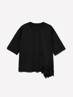 T-shirt nera con ricamo asimmetrico